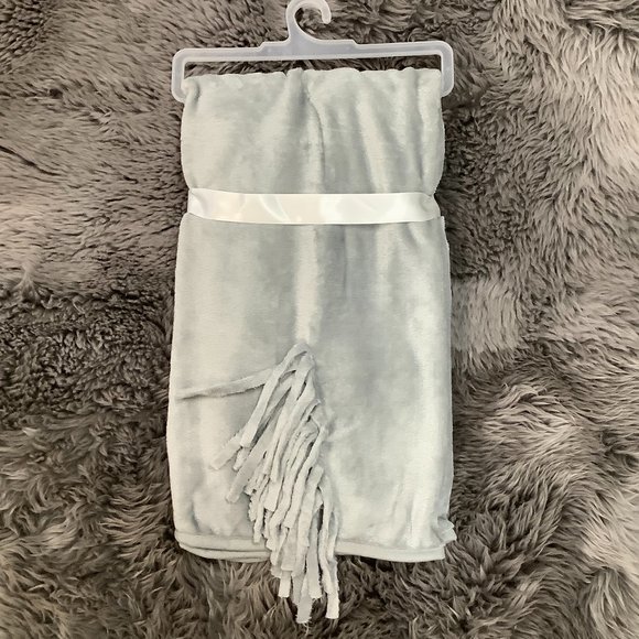 Safdie Girl's Little Unicorn Hooded Blanket: Light Grey / One Size - Picture 2 of 7